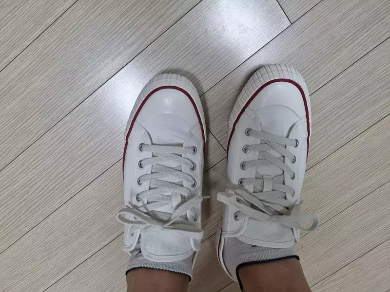 행사상품 구매했는데 발 목 부분엔 김치국물 인지 이물질 묻어서 왔고, 오른쪽 깔창은 