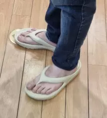 디스커버리 쪼리제품은 요즘 유행디자인으로 나온제품이며, 물에 닿거나 발에 땀이 많으