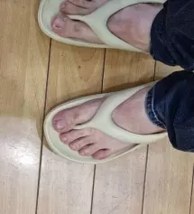 디스커버리 쪼리제품은 요즘 유행디자인으로 나온제품이며, 물에 닿거나 발에 땀이 많으