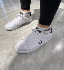 깔끔한 스니커즈 찾으시는 고객님께 딱인 신발 소개해드릴게요.
