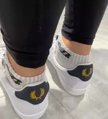 깔끔한 스니커즈 찾으시는 고객님께 딱인 신발 소개해드릴게요.
