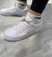 깔끔한 스니커즈 찾으시는 고객님께 딱인 신발 소개해드릴게요.
