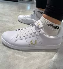 깔끔한 스니커즈 찾으시는 고객님께 딱인 신발 소개해드릴게요.
