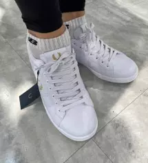 깔끔한 스니커즈 찾으시는 고객님께 딱인 신발 소개해드릴게요.
