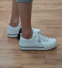 디자인은 동일해요. 근데 신발이 많이 무겁네요. 고무창있는거 때문에 그런듯... 무게 