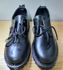 군더더기 없이 깔끔한 디자인이라 어디든 매치하기 좋네요. 키높이 신발답게 굽이 어느