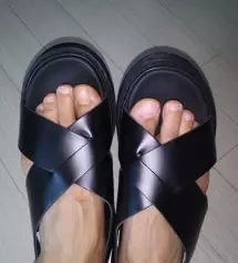 쿠선감도있고  발이 아주 편해요 .디쟈인도예쁘고 배송빠르고  아주만족합니다. .