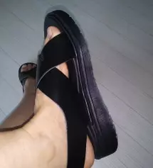 쿠선감도있고  발이 아주 편해요 .디쟈인도예쁘고 배송빠르고  아주만족합니다. .