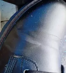 사지마세요. 쓰레기네요.아무리 인조가죽이라도 구매하고 실제 착화
