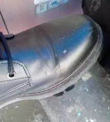 사지마세요. 쓰레기네요.아무리 인조가죽이라도 구매하고 실제 착화
