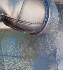 사지마세요. 쓰레기네요.아무리 인조가죽이라도 구매하고 실제 착화
