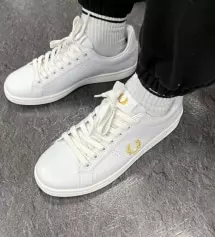 프레드페리 특유의 깔끔한 쉐입과 디자인,화이트/골드 컬러의 배치가 조화로운 프레드페