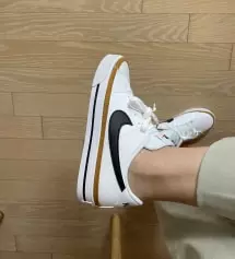 길이는 정사이즈 맞는데 평소 발볼이 좁음에도 새끼발가락이 닿네요. 신발이 너무 딱딱