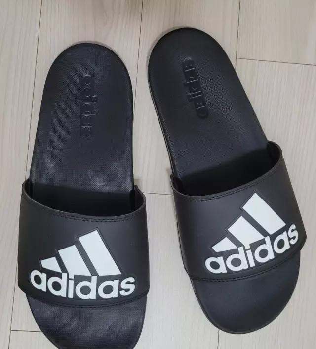 아이가작년에 신어보더니 콕 찝어 사달라구해 구매했습니다. 우선 발 쿠션이 편하고 가