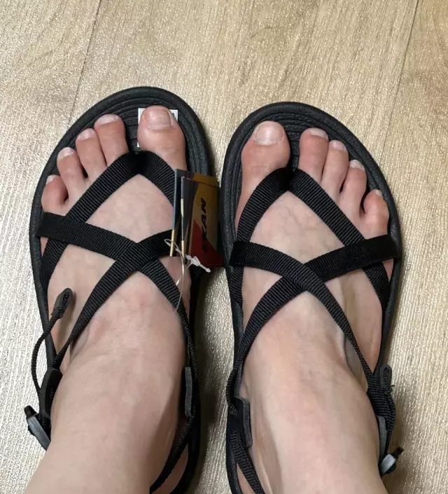 물건 받아보고 너무 이쁘다 생각했어요! 신어보니 더 이쁘네요!! 잘 신을거 같아요! 완