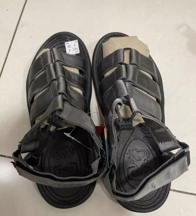 운동화 265 신어서  270으로 주문했어요..
