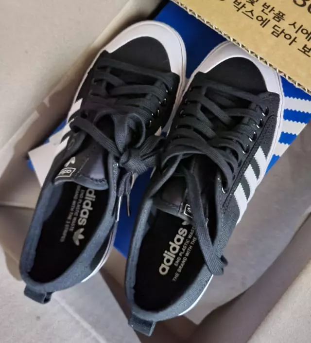 평소250신는데 편하게  딱맞아요 이뻐요ㅎㅎ
