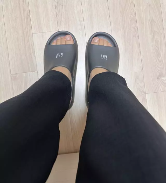 발 볼 넓은편인데 한사이즈 다운 했더니 좀 껴요..
