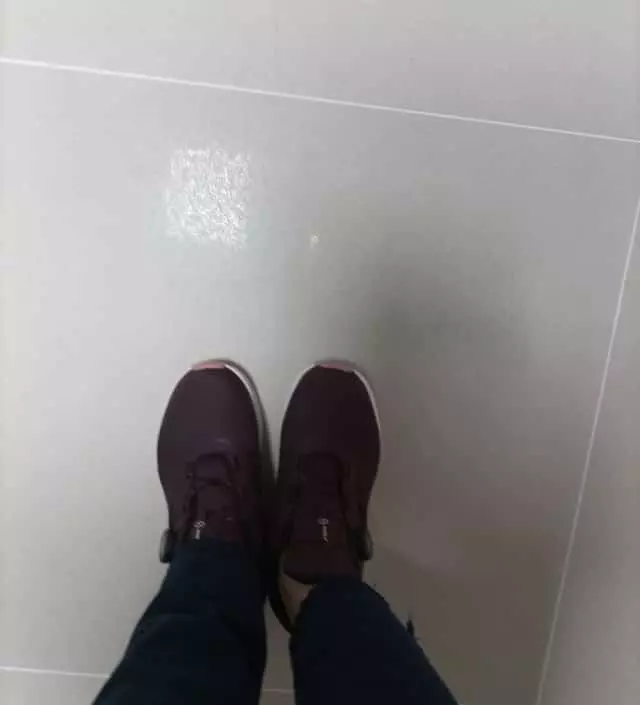 발볼이 넓은편인데 정사이즈로 잘맞아서좋아요  여행갈때 평상시에도 잘신을것 같아요
