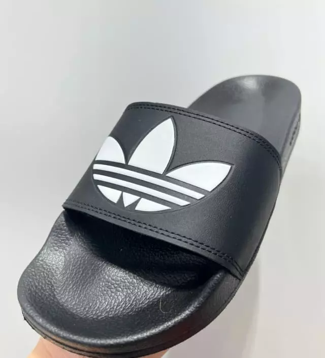 아디다스의 아딜렛 라이트제품을 소개해드리겠습니다!
