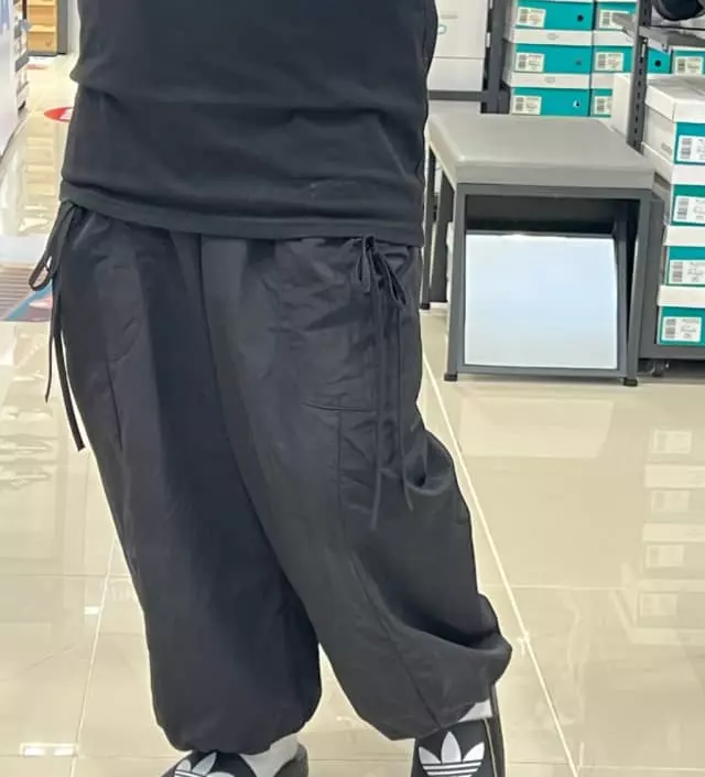 아디다스의 아딜렛 라이트제품을 소개해드리겠습니다!
