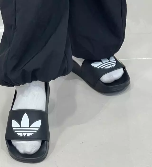 아디다스의 아딜렛 라이트제품을 소개해드리겠습니다!
