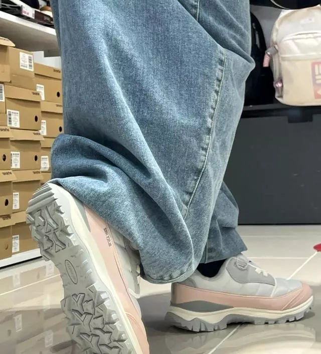 웨버의 블락 하이크 겨울 발편한 운동화 제품을 소개해드리겠습니다!
