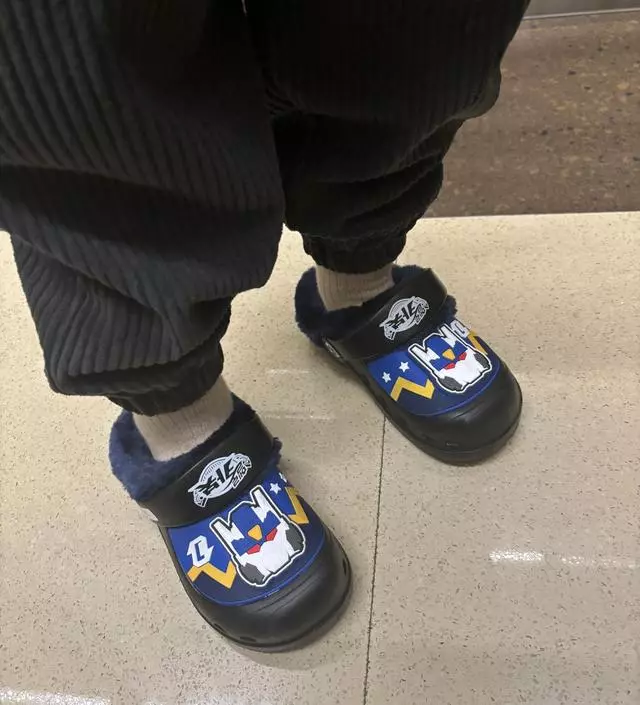 후 겨울에는 발이 얼마나 클지몰라서 정사이즈 시켰어요,
