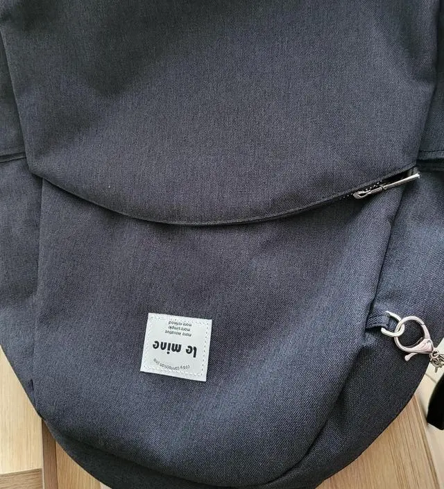 가방이 가벼워서 노트북녛고 다녀도 좋을것 같습니다~공간도 넓고 좋아요