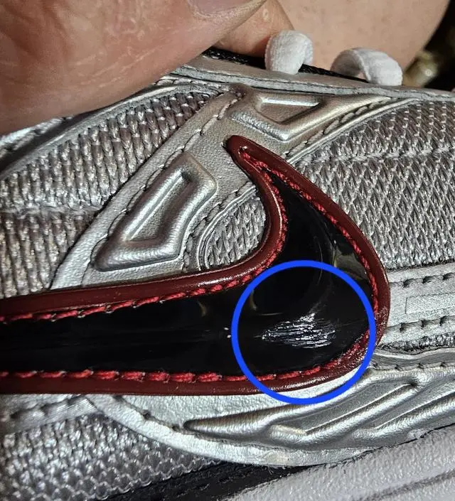 왼쪽 신발에만 하자가 4개나 있네요? 검수하고 보내는 거 맞나요? 성가셔서 그낭 신지만