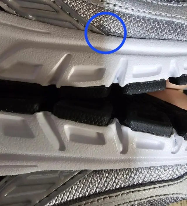 왼쪽 신발에만 하자가 4개나 있네요? 검수하고 보내는 거 맞나요? 성가셔서 그낭 신지만