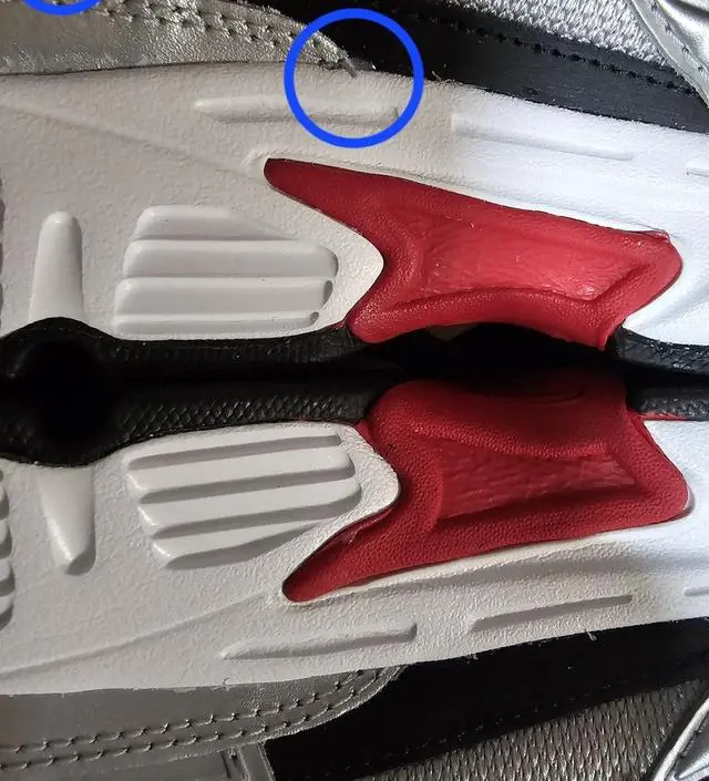왼쪽 신발에만 하자가 4개나 있네요? 검수하고 보내는 거 맞나요? 성가셔서 그낭 신지만
