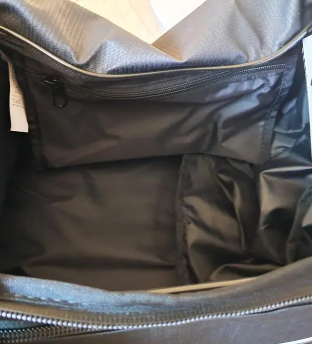 크기가 적당해서 마음에 듭니다 전면부 수납공간과 양쪽 수납공간 가방속 수납공간이 좋