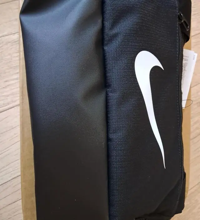 크기가 적당해서 마음에 듭니다 전면부 수납공간과 양쪽 수납공간 가방속 수납공간이 좋