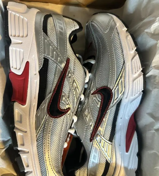 최근에 이니시에이터 신발을 구매했는데, 정말 만족스럽습니다! 디자인이 세련되고 어떤