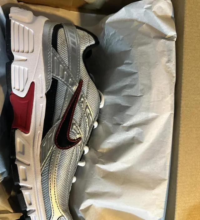 최근에 이니시에이터 신발을 구매했는데, 정말 만족스럽습니다! 디자인이 세련되고 어떤