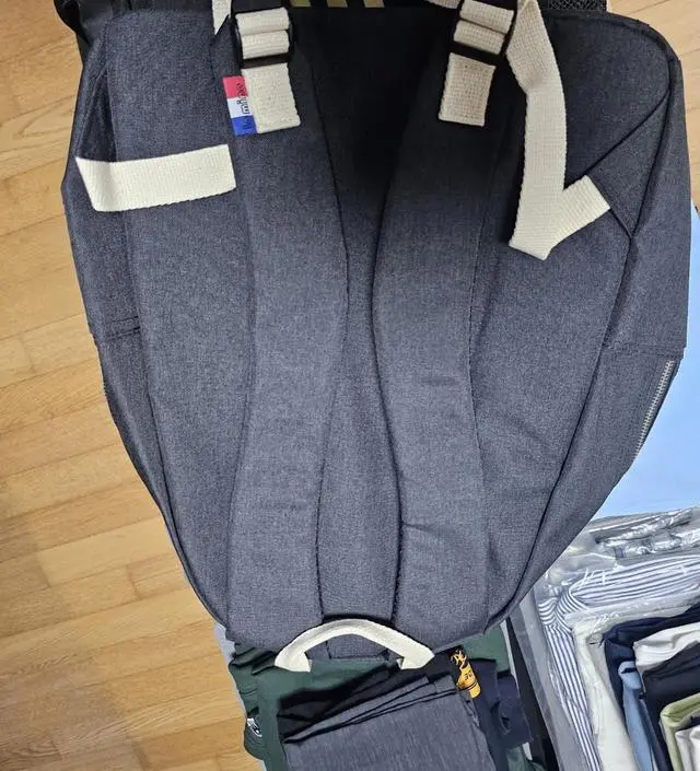 가방이 심플해서 일상생활에서 편하게 사용할 수 있을것 같네요. 색감이나 재질도 좋은