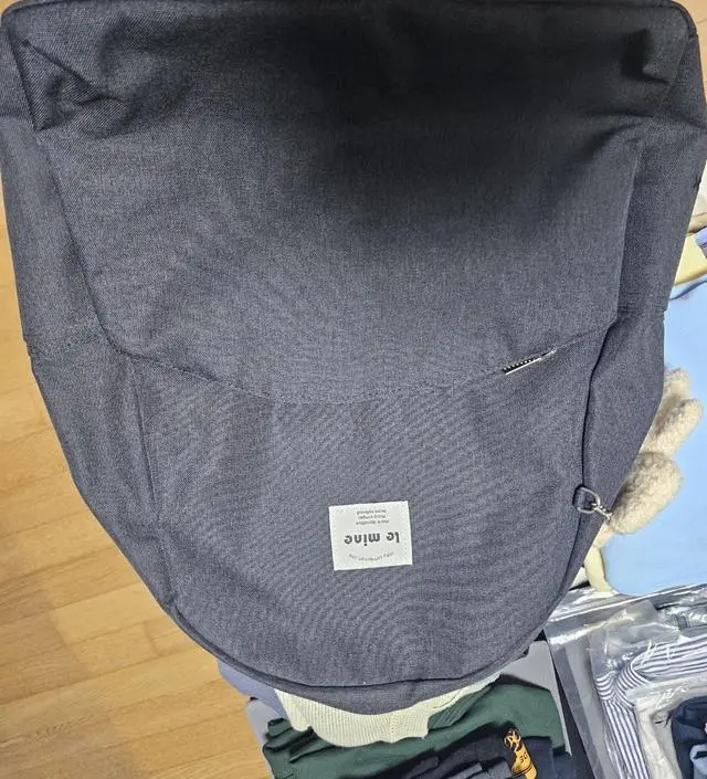 가방이 심플해서 일상생활에서 편하게 사용할 수 있을것 같네요. 색감이나 재질도 좋은