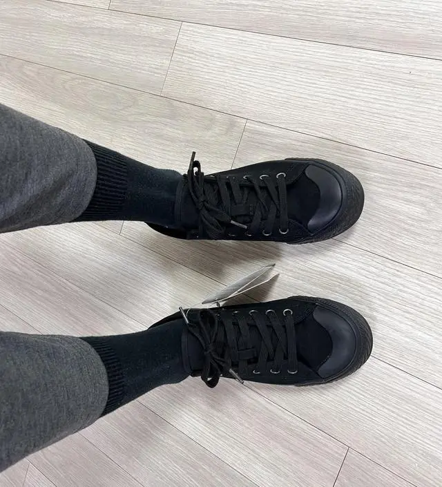 색상은 완전 올블랙이라 발이 작아보여요. 발볼 보통인데 좀 꽉끼고 앞은 좀 남아요. 신