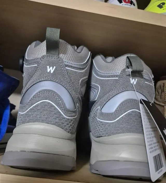 디자인 이뻐요~~발목도 잘 잡아주고 등산할때 딱입니다