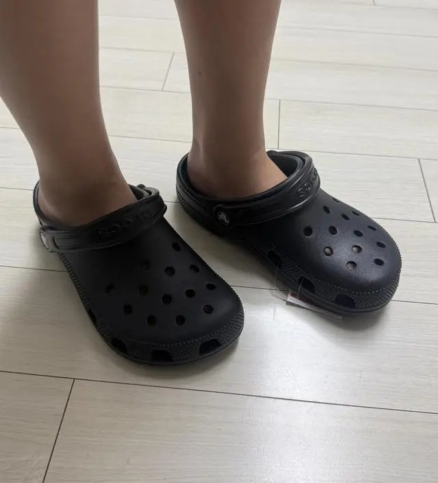 사이즈 넉넉하게 사봤어요 편하기 신기에는 크록스가 최고죠 블랙이 무난하고 좋아요 배