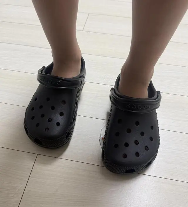 사이즈 넉넉하게 사봤어요 편하기 신기에는 크록스가 최고죠 블랙이 무난하고 좋아요 배