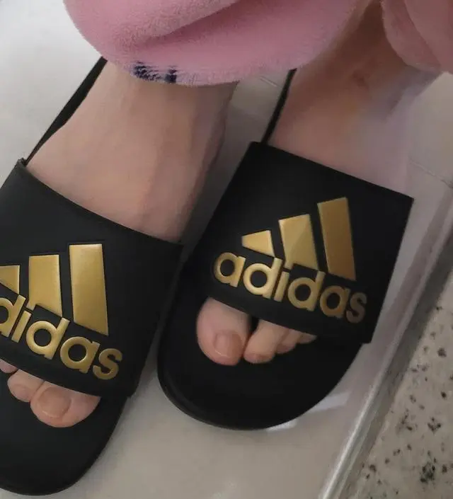 아디다스 아딜렛 컴포트 슬리퍼 구입했어요 신는 순간 바닥이 부드럽고 착화감이 너무나