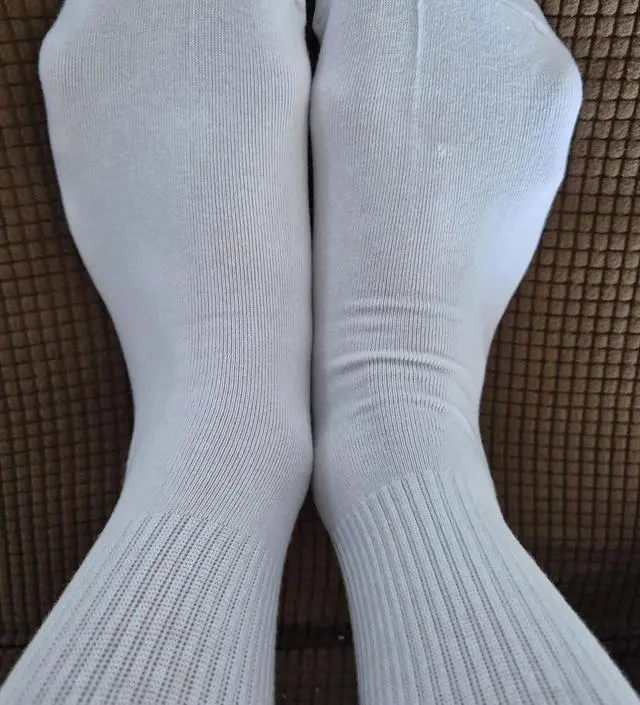좋은 가격에 신기 편한 양말을 구매했네요~ 사이즈는 딱맞는편이고 길이감은 조금 길긴