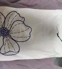 얇고 시원한 감이네요~  오버핏이라 편하구 좋아요 꽃무늬도 좋아요 롱치마에 입으려고