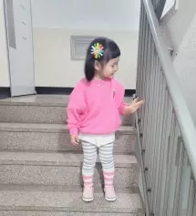 맨투맨티 안에 레이어드해서 입혔는데 반팔티 하나만 입혀도 될 정도로 박시하니 핏 너