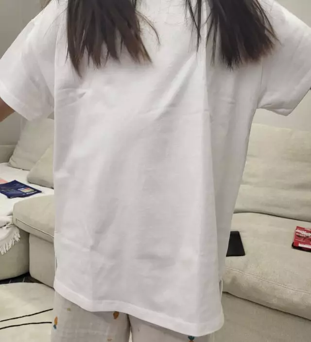 오버핏이고 레이어드라 길이는 좀 길게나왔어요.
