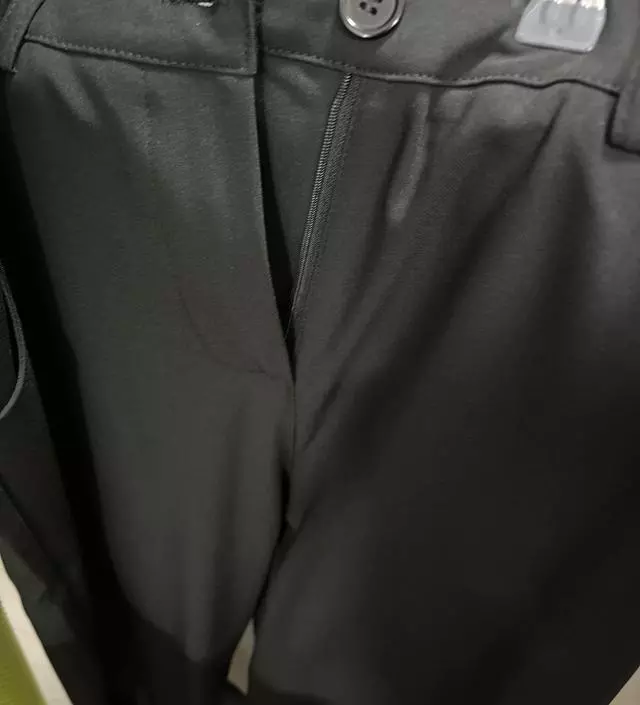 일자핏으로 잘 떨어져서 깔끔하니 출근할 때 입고가면 좋을 것 같아요 고고싱 바지는 뭐