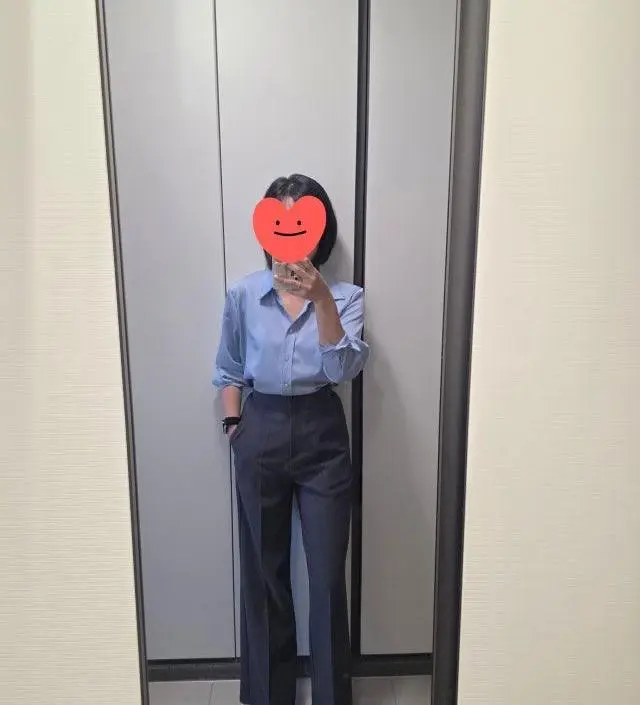 스판기가 있어서 편하게 입을수 있고 핏은 적당한 일자핏입니다!
