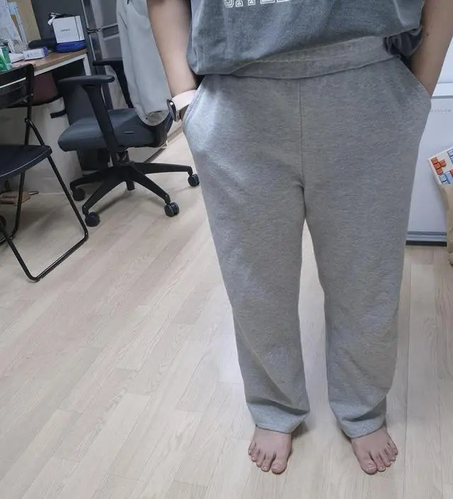 회색츄리닝 통 넓어서 진짜 편했음! 어제도 오늘도 계속 입을 정도로 착용감 좋고, 핏도
